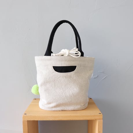 Pompom zomia drawstring bag〈きみどりのラインとポンポン〉【TOMOO DESIGNS】