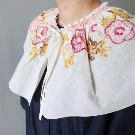 フラワー刺繍ギャザーつけえり〈ホワイト〉【M.&KYOKO】