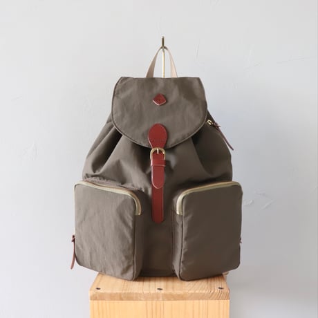 CLEDRANのナイロンリュック〈オリーブ〉