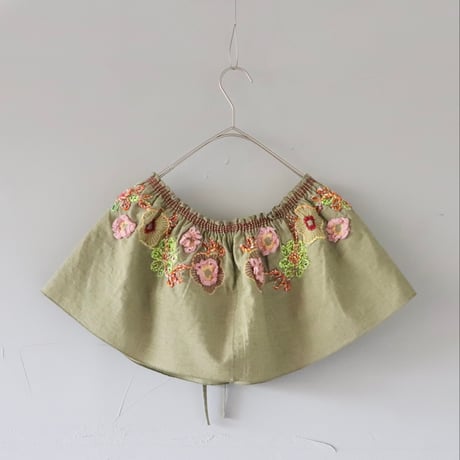 フラワー刺繍ギャザーつけえり〈カーキ〉【M.&KYOKO】
