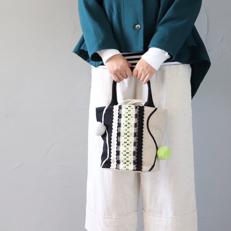 Pompom zomia drawstring bag〈きみどりのラインとポンポン〉【TOMOO DESIGNS】