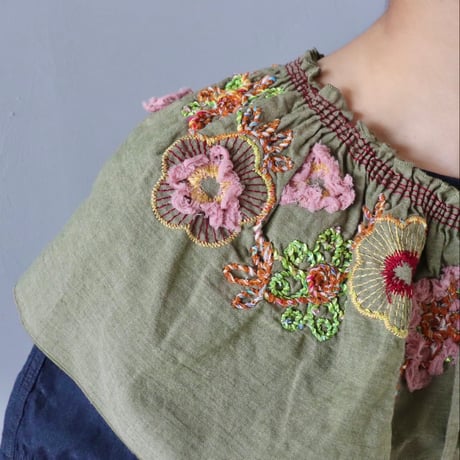 フラワー刺繍ギャザーつけえり〈カーキ〉【M.&KYOKO】
