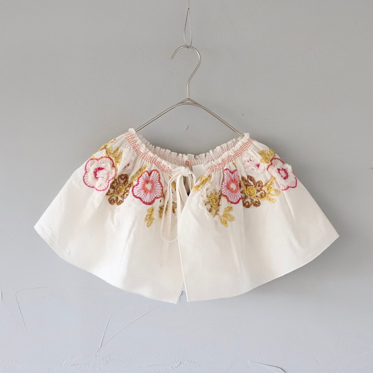 【ひゅーあんみい様オーダー専用ページ】リネン刺繍 フラワー刺繍ギャザーつけえり〈ホワイト〉【M.&KYOKO】 | ZIPANG（じ