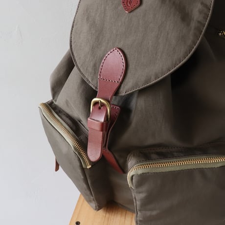 CLEDRANのナイロンリュック〈オリーブ〉