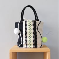 Pompom zomia drawstring bag〈きみどりのラインとポンポン〉【TOMOO DESIGNS】