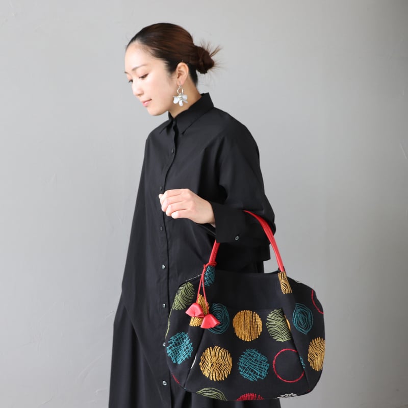 たっぷり入る！ドットのまるまるバッグ〈黒〉【T.A design