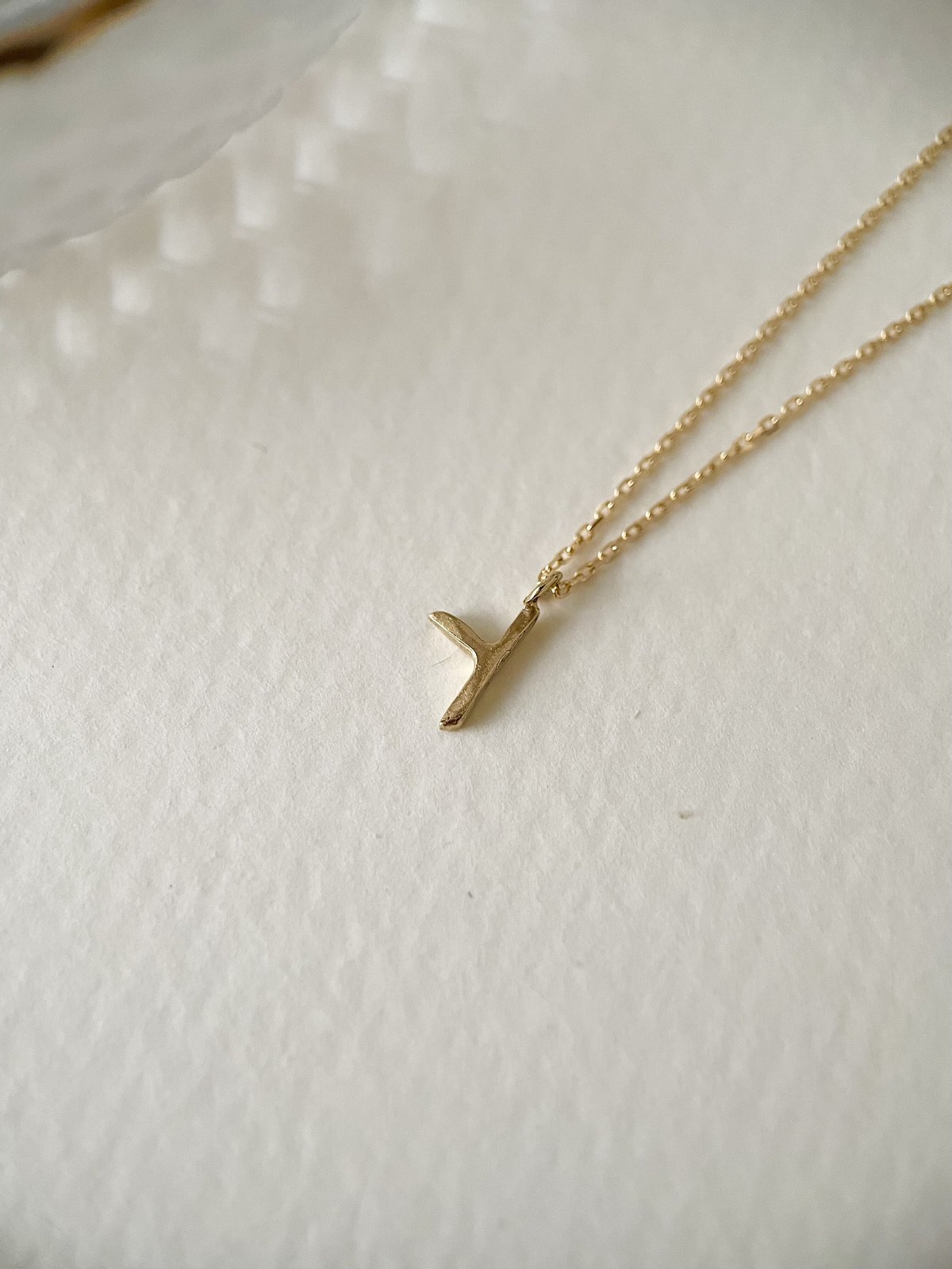 Tiny(タイニー)イニシャルネックレス【y】【納期2~3週間 Tiny(タイニー)イニシャルネックレス【y】【納期2~3週間