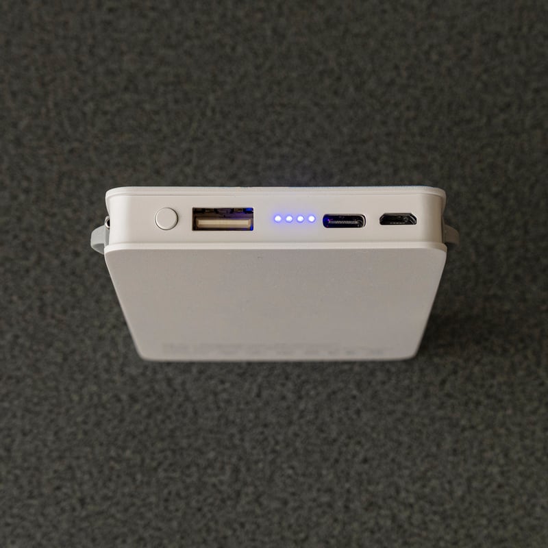 Qi　ワイヤレス充電器　モバイルバッテリー　5000mAh シルバー Amazon | iWALK Qi ワイヤレス モバイルバッテリー 充電 5000mAh
