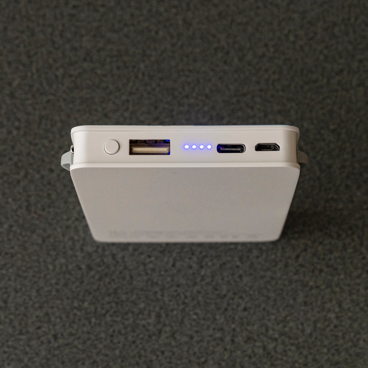 限定価格セール! Qi対応モバイルバッテリー5000mAh】ハワイデザインの充電器 服&ファッション小物