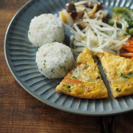 【M043bl】パンとごはんと... ひらひらの器 ROUND PLATE M ブルー