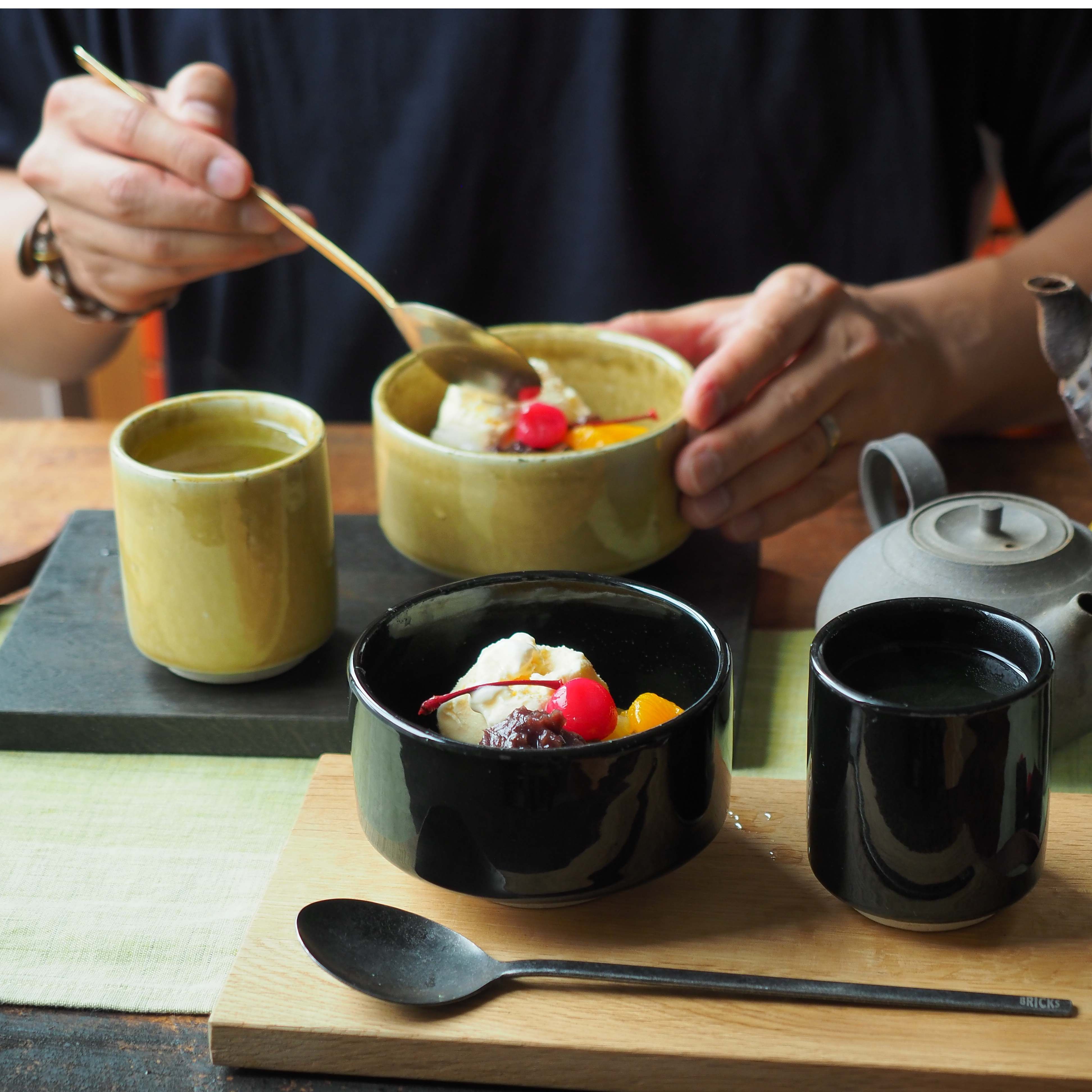 瀬戸黒の掛け分け抹茶茶碗 original