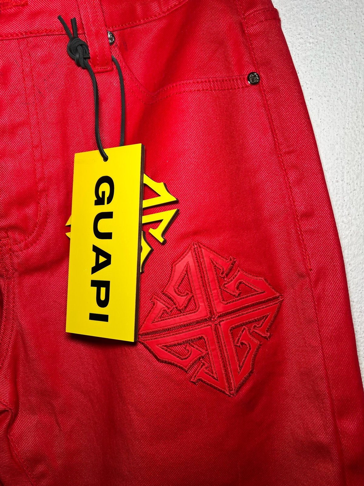 GUAPI Red Icon Flared デニムパンツ GUAPI Crimson Red Icon Flared Denim (Red) | Att
