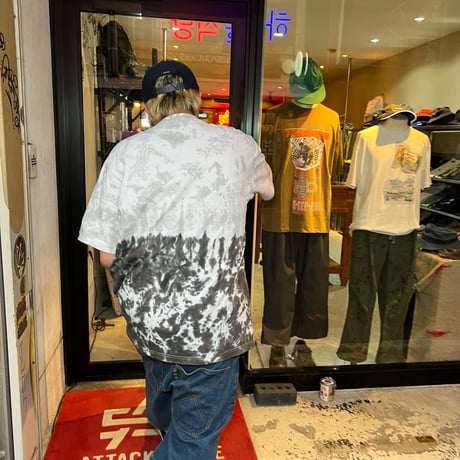 JOHN SOFIA “OLD ARCH” TIE-DYE TEE (strata)｜ジョンソフィア オールドアーチ タイダイ ティーシャツ（ストラタ）