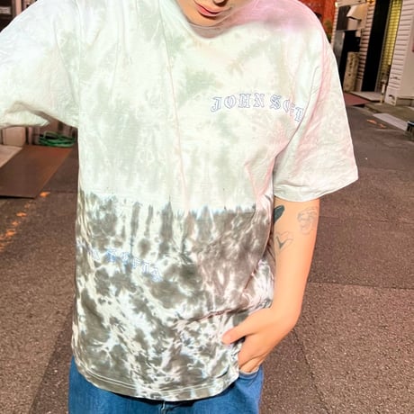 JOHN SOFIA “OLD ARCH” TIE-DYE TEE (strata)｜ジョンソフィア オールドアーチ タイダイ ティーシャツ（ストラタ）