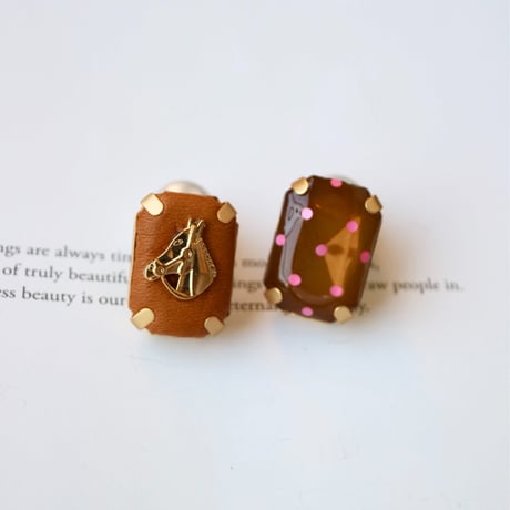 【nikori】　cubic horse　ピアス