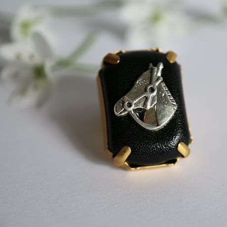 【nikori】　cubic horse　ピアス