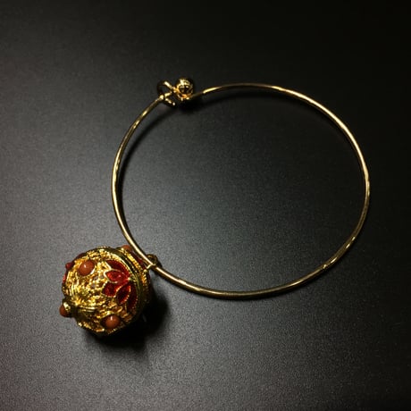 『光る装飾具』　金・銀・赤・青