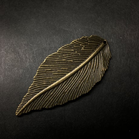 『羽のような葉』金属素材　ペアセット　長さ6.6ｃｍ