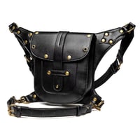 黒革のレッグバッグ