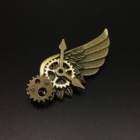 時を翔ける歯車の翼　金属製バッジ　胸章