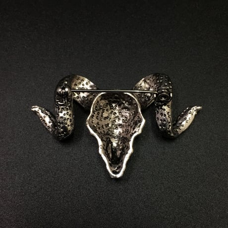 Bighorn sheep　金属製バッジ　シルバー・グレー