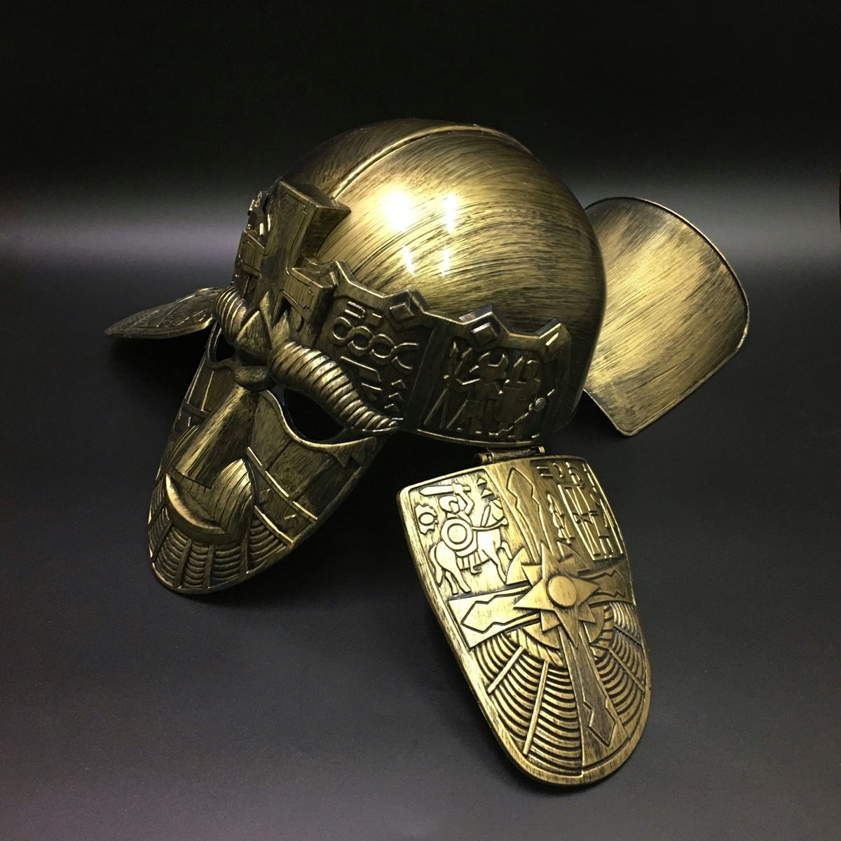 皇軍 兜と軍服 玩具？ 鋳物製 破損品 用途不明 皇軍 兜と軍服 玩具？