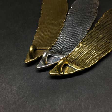 『大きな羽』金属素材 　10.3cm