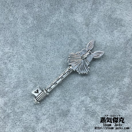 【5点セット】鍵風ペンダント素材　51.1ｍｍ　ｘ　15.8ｍｍ　金属製パーツ　ウサギ彫刻グリップ　シルバーカラー　商品番号K-0051