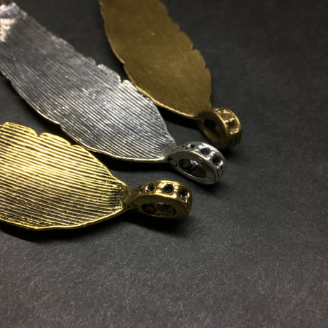 『大きな羽』金属素材 　10.3cm