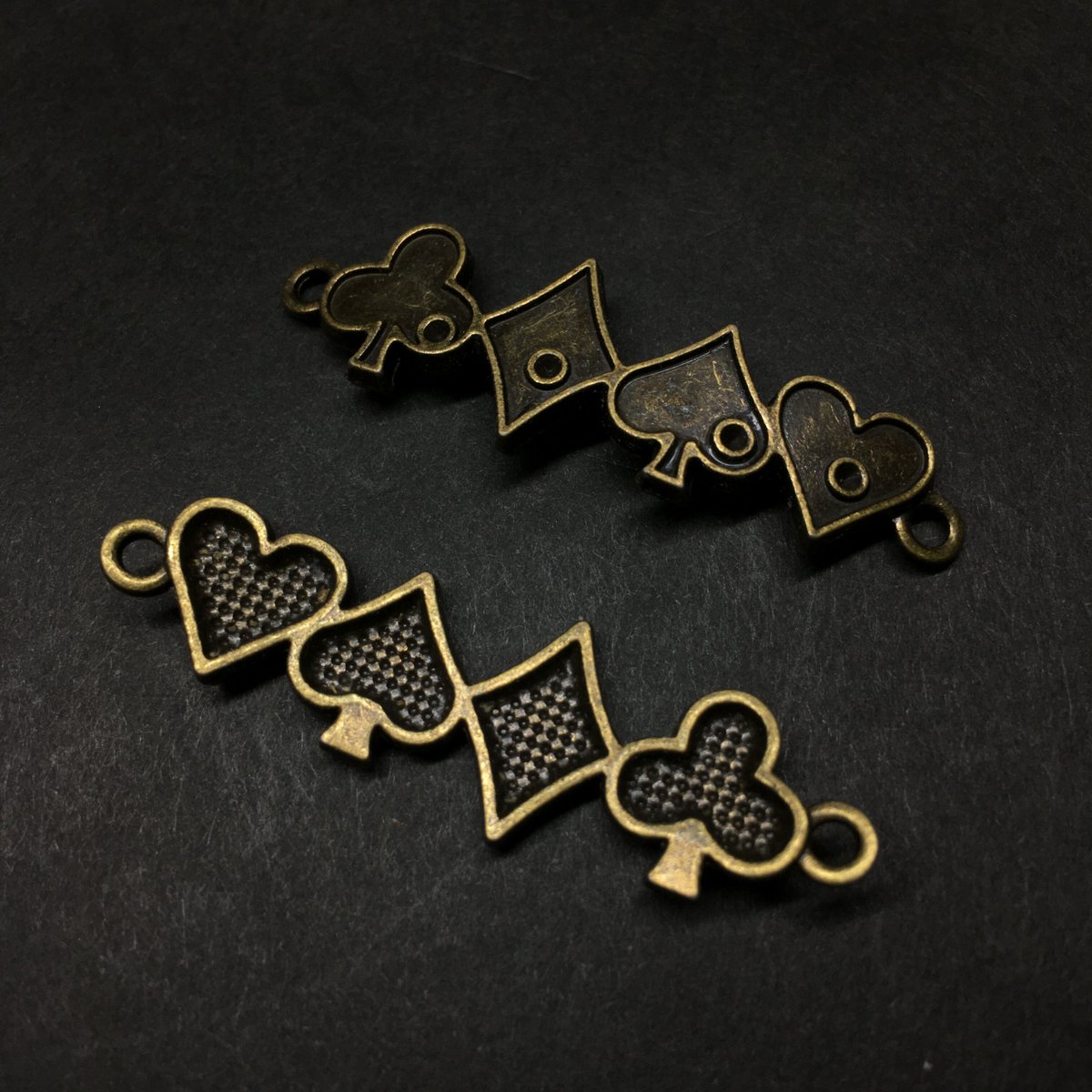 トランプ柄』金属素材 ペアセット 長さ4.7cm | ジャッキーの隠れ家