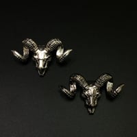 Bighorn sheep　金属製バッジ　シルバー・グレー