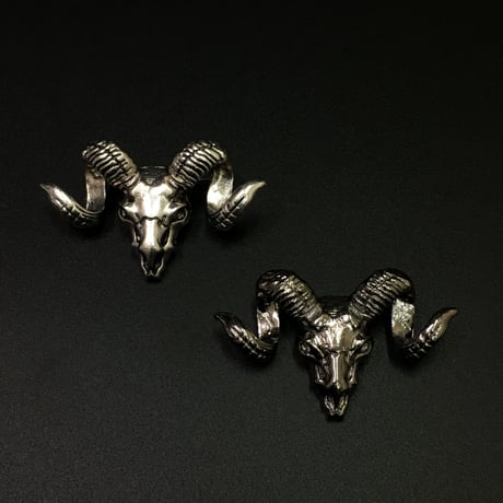 Bighorn sheep　金属製バッジ　シルバー・グレー