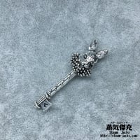 【5点セット】鍵風ペンダント素材　51.1ｍｍ　ｘ　15.8ｍｍ　金属製パーツ　ウサギ彫刻グリップ　シルバーカラー　商品番号K-0051