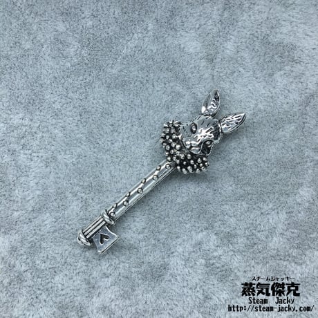【5点セット】鍵風ペンダント素材　51.1ｍｍ　ｘ　15.8ｍｍ　金属製パーツ　ウサギ彫刻グリップ　シルバーカラー　商品番号K-0051