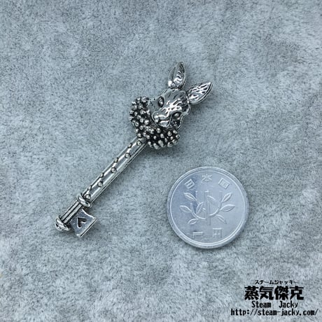 【5点セット】鍵風ペンダント素材　51.1ｍｍ　ｘ　15.8ｍｍ　金属製パーツ　ウサギ彫刻グリップ　シルバーカラー　商品番号K-0051