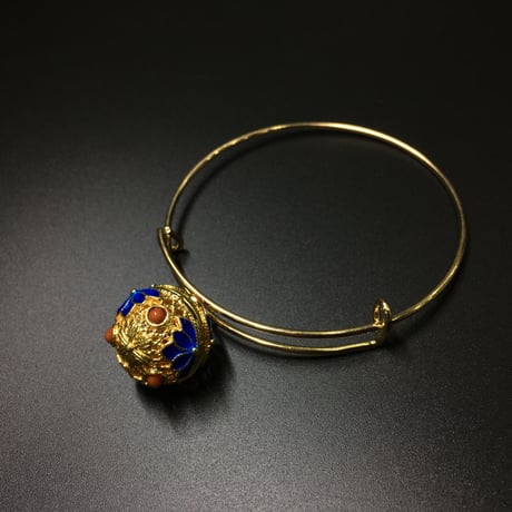 『光る装飾具』　金・銀・赤・青
