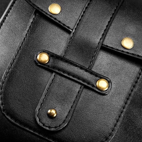 黒革のレッグバッグ
