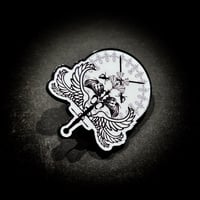 『祈りてに献花』金属徽章　礼服用　天界追悼庁・VI枚羽追悼官　黒機ひつじＸジャッキーの隠れ家　コラボグッズ