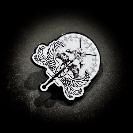 『祈りてに献花』金属徽章　礼服用　天界追悼庁・VI枚羽追悼官　黒機ひつじＸジャッキーの隠れ家　コラボグッズ