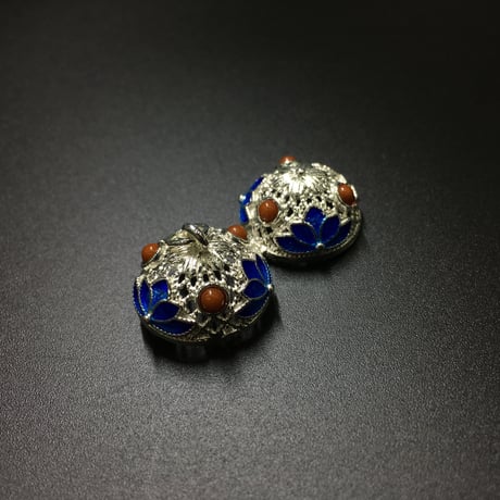 『光る装飾具』　金・銀・赤・青