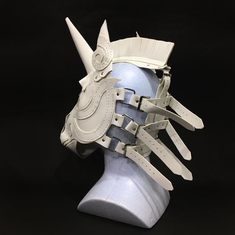 『一角獣の革製仮面』  白