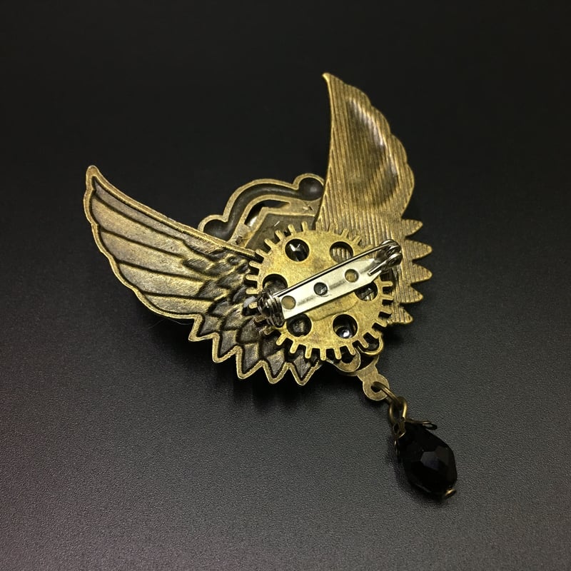 盾型歯車の翼 金属製バッジ 胸章 | ジャッキーの隠れ家（Jacky'sHideout）