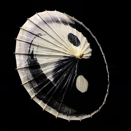 『陰陽太極傘』２８本竹製骨　桐油防水加工　直径８４ｃｍ　長さ５８ｃｍ