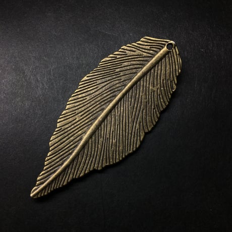 『羽のような葉』金属素材　ペアセット　長さ6.6ｃｍ