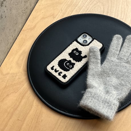 ファー 黒猫ちゃん アイフォン16Pro/15ケース  刺繡入り iphone14/13pro/12/11カバー シック  秋冬トレンド人気 [M3795]