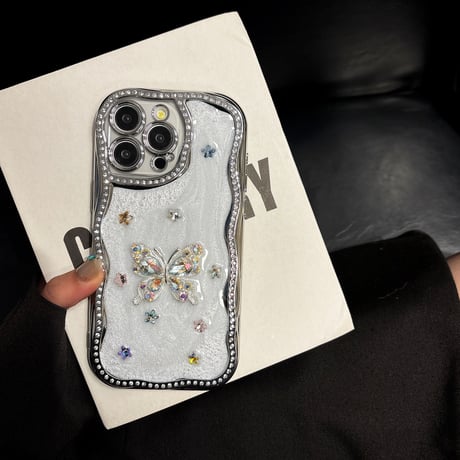 ジュエリー iphone16/16proケース  うねうね枠 ダイヤ蝶 iphone15pro/14/13proケース 高級感 女子力高い [M5031]