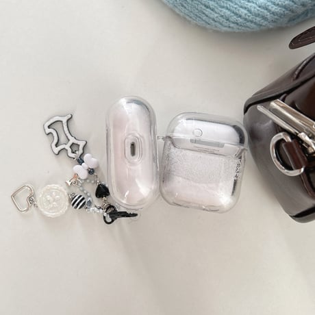 雪で遊ぶ犬ちゃん Airpods4/Pro3ケース 流れ砂入り Airpods 3カバー  AirpodsPro2/1  キーホルダー付 可愛すぎ ギフトにおすすめ [M6072]