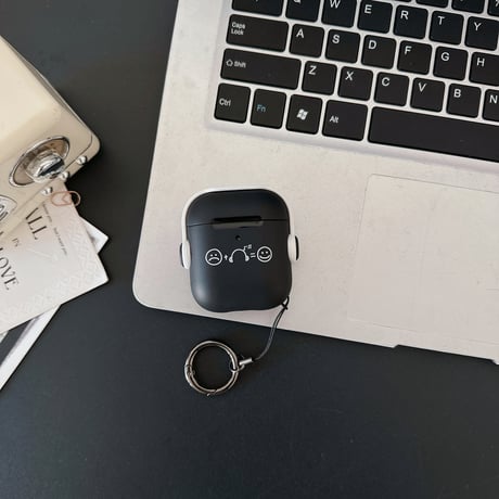 【Airpods4】スタンド付 AirpodsPro2/Pro1ケース 音楽 Airpods3/2カバー リング付 黒色 ギフトにおすすめ [M4522]