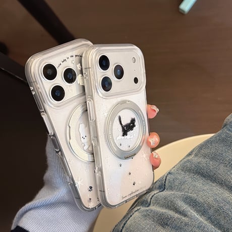 雪で遊ぶ猫と犬 iPhone17Pro/17ケース 360度回転MagSafeリング iPhone17ProMax/16Pro/15ケース 丈夫 スタンド付[M6003]