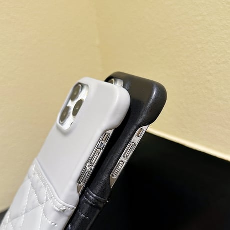 キルティングエンボス iPhone15/15proケース カード収納  iphone14/13/12proカバー レザー 高級感 セレブ愛用[M3591]